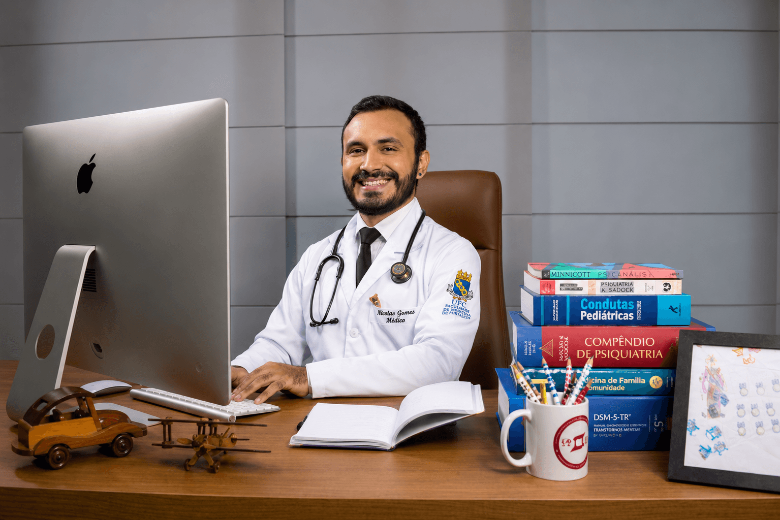 Dr. Nicolas Gomes